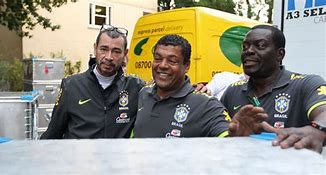 Roupeiros Barreto (ao Centro), Antonio á  esquerda e o Massagista Deni á direita. Meus cumprimentos: The Best!